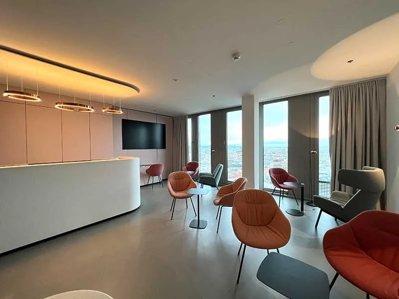 Lounge mit Wienblick im ICON Tower am Hauptbahnhof