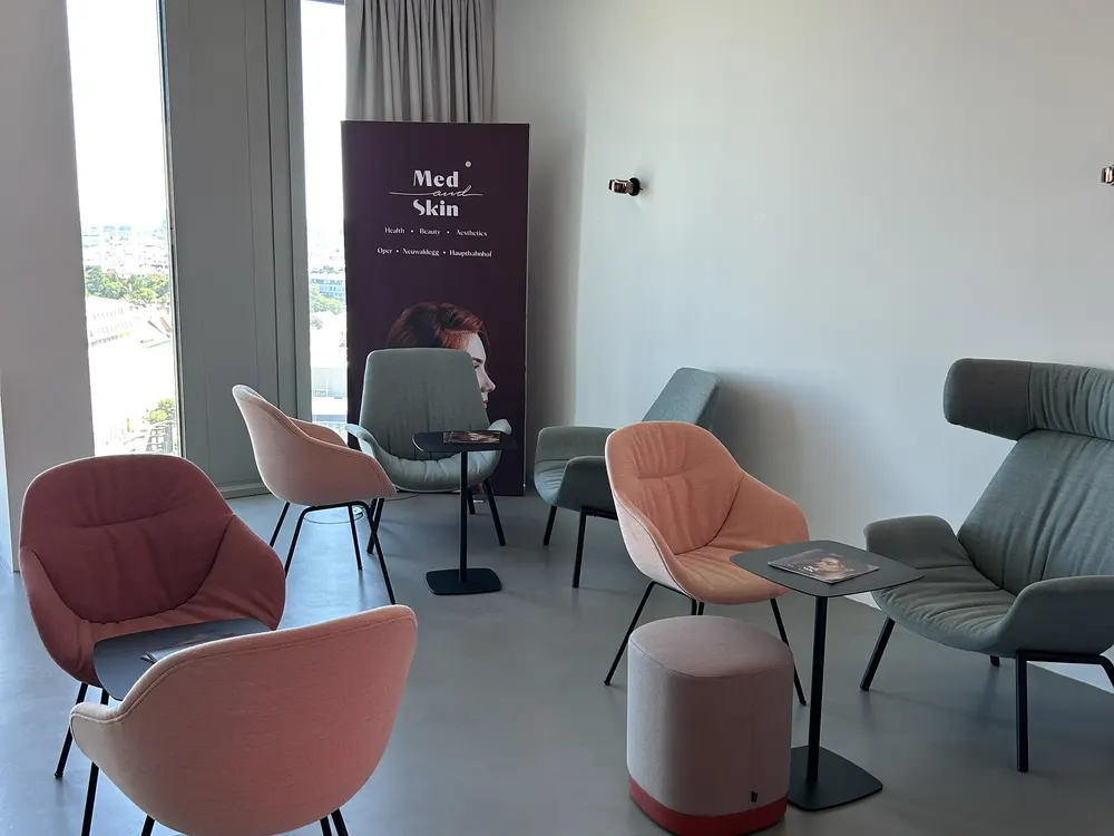 Wartelounge mit Sesseln im ICON Tower