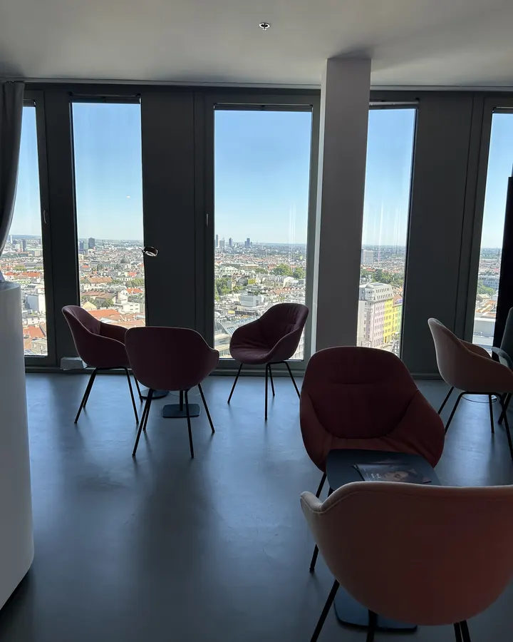 Lounge mit Panoramablick über Wien im ICON Tower