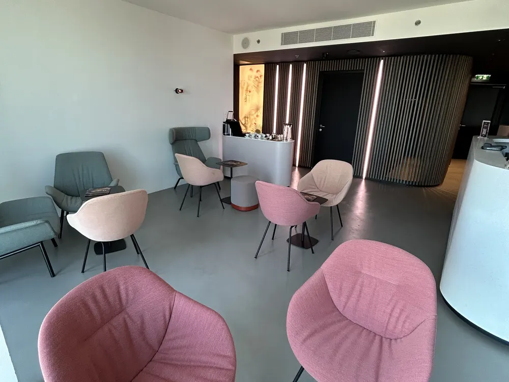 Wartelounge mit rosa Sesseln