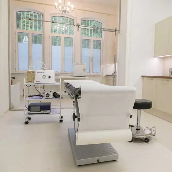 Eingriffsraum mit Behandlungsliege