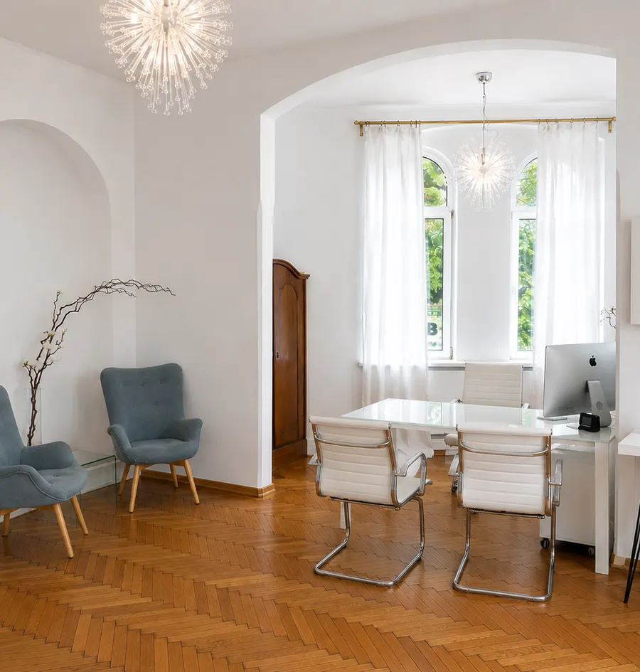 Raum Manner mit Arbeitsplatz und Behandlungsliege