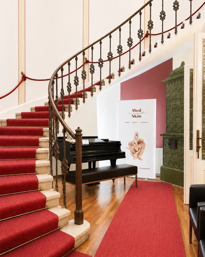 Historisches Stiegenhaus mit rotem Teppich in der Villa Demel