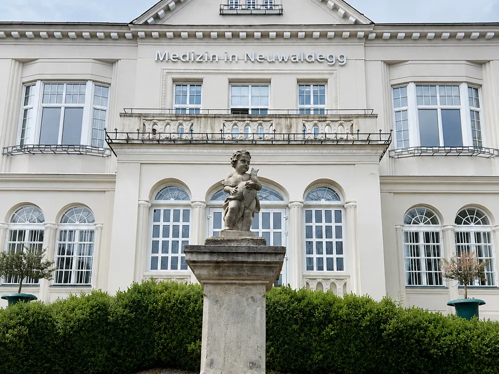 Villa Demel mit Statue im Vorgarten