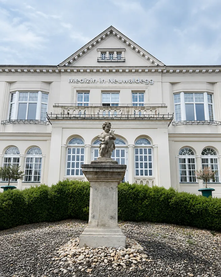 Villa Demel mit Statue im Vorgarten