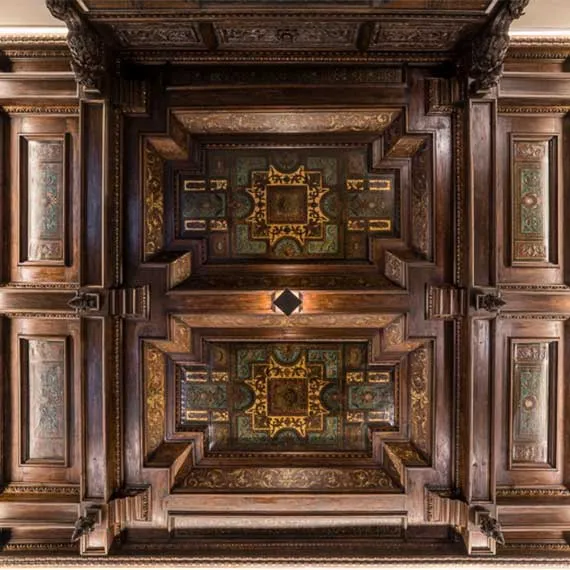 Historische Kassettendecke im Palais Todesco