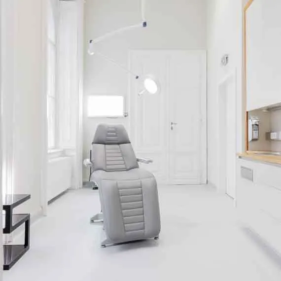 Heller Ordinationsraum von MedSpaces an der Wiener Oper